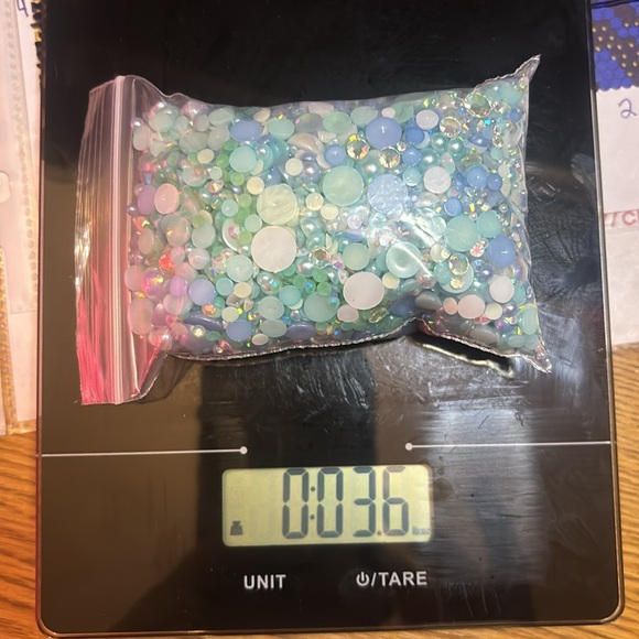 Loose resin rhinestones and pearls. - Picture 4 of 6